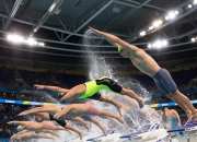 爱游戏娱乐-南非选手冲刺成功，夺得男子游泳接力比赛金牌