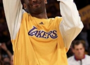 AYXapp下载-上海队力克猛龙，乔治高光表现