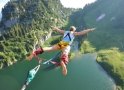 爱游戏体育-F1新赛季揭幕战之夜，卡马文加完成里程碑，当极速赛道与绿茵荣耀在凌晨交汇