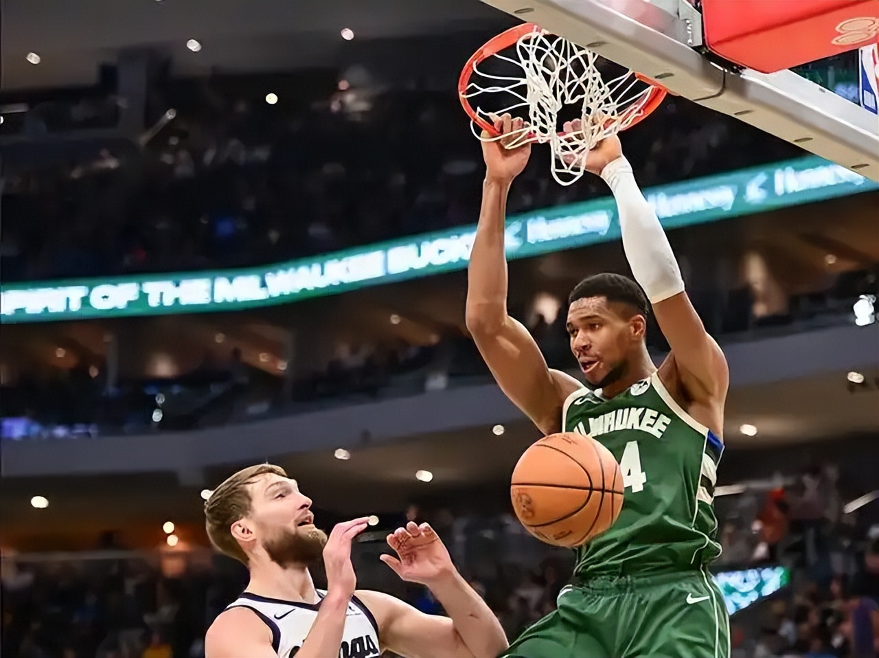 广东队鏖战雄鹿，拉文关键制胜