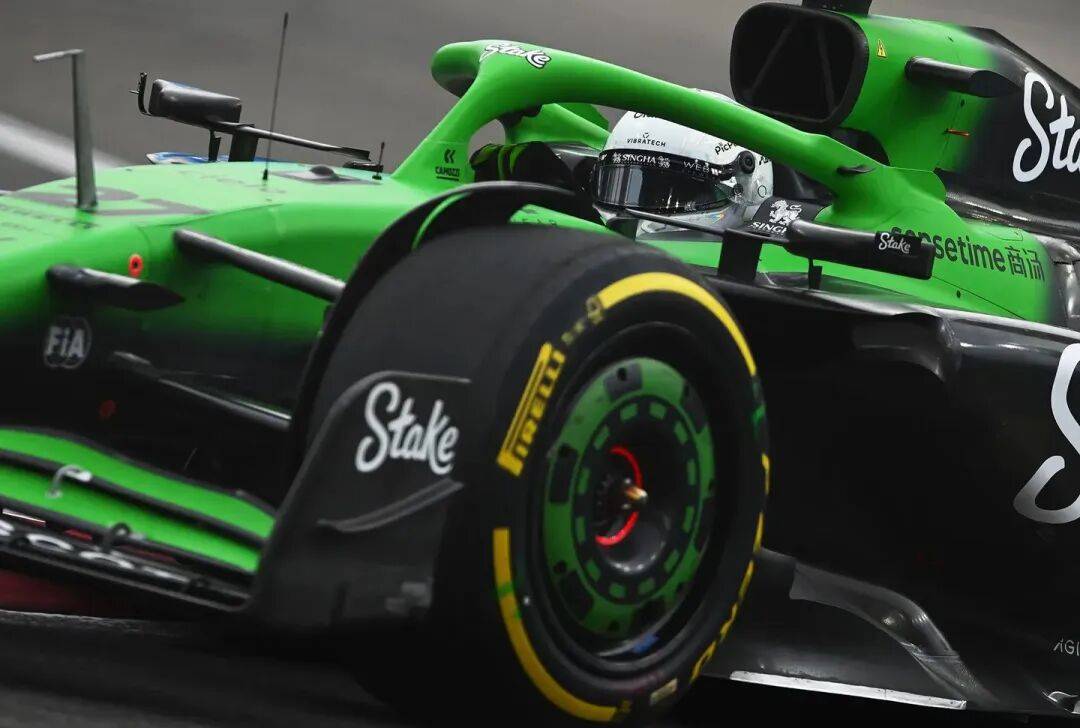 索伯车队完胜梅赛德斯，诺里斯点燃赛场