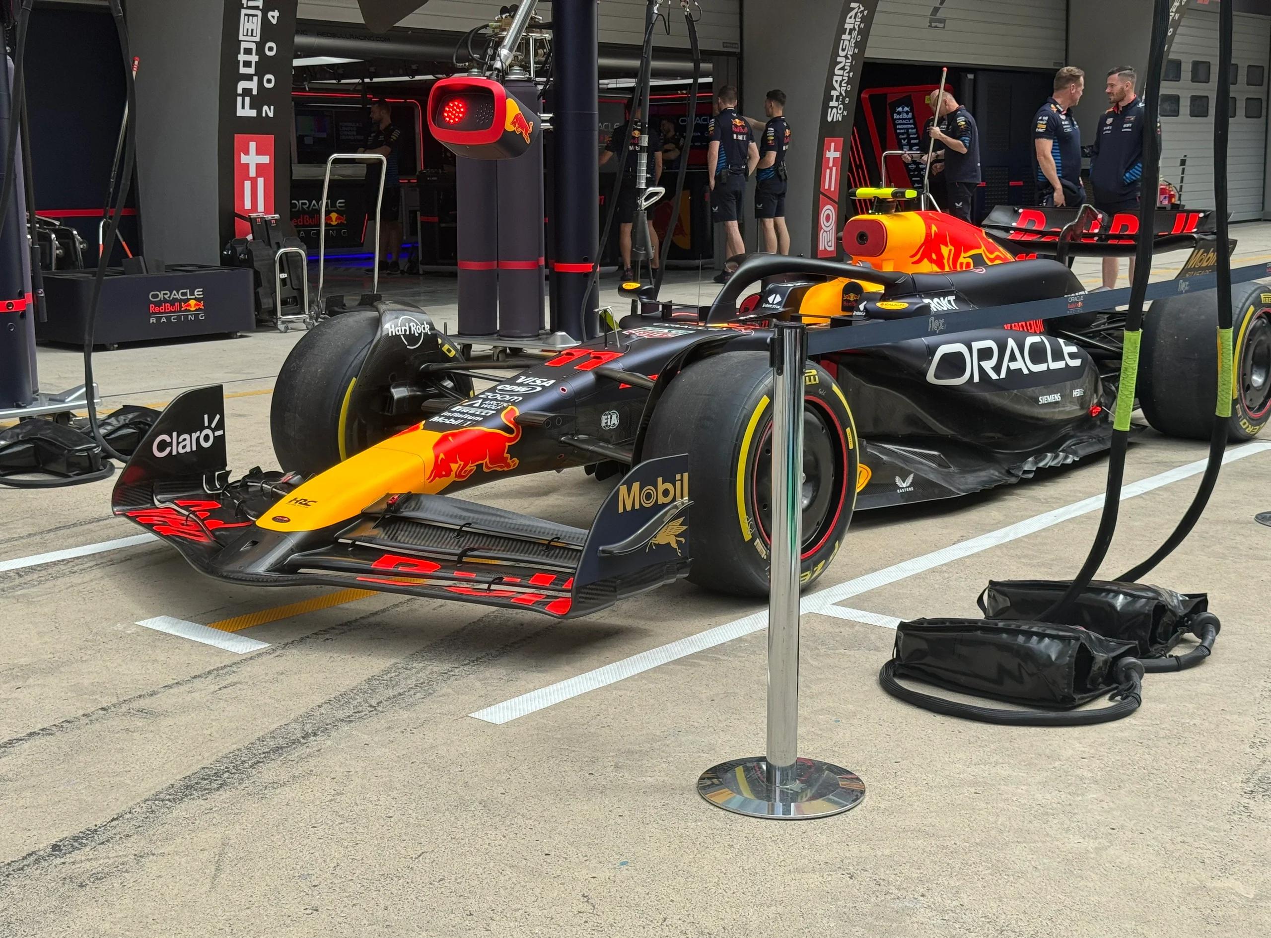 梅赛德斯险胜迈凯伦，周冠宇点燃赛场