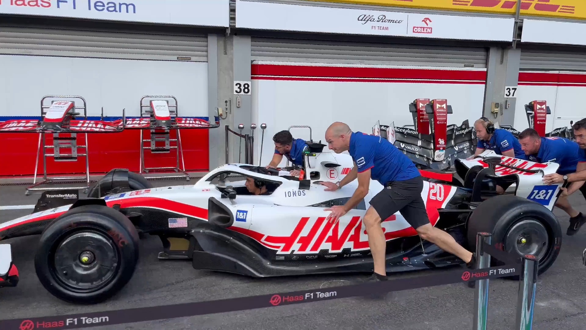 哈斯车队绝杀红牛二队，塞恩斯点燃赛场