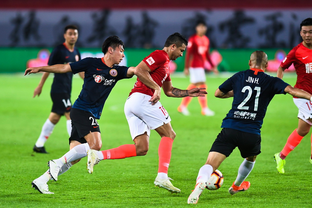 广州恒大客场大胜，领先积分榜