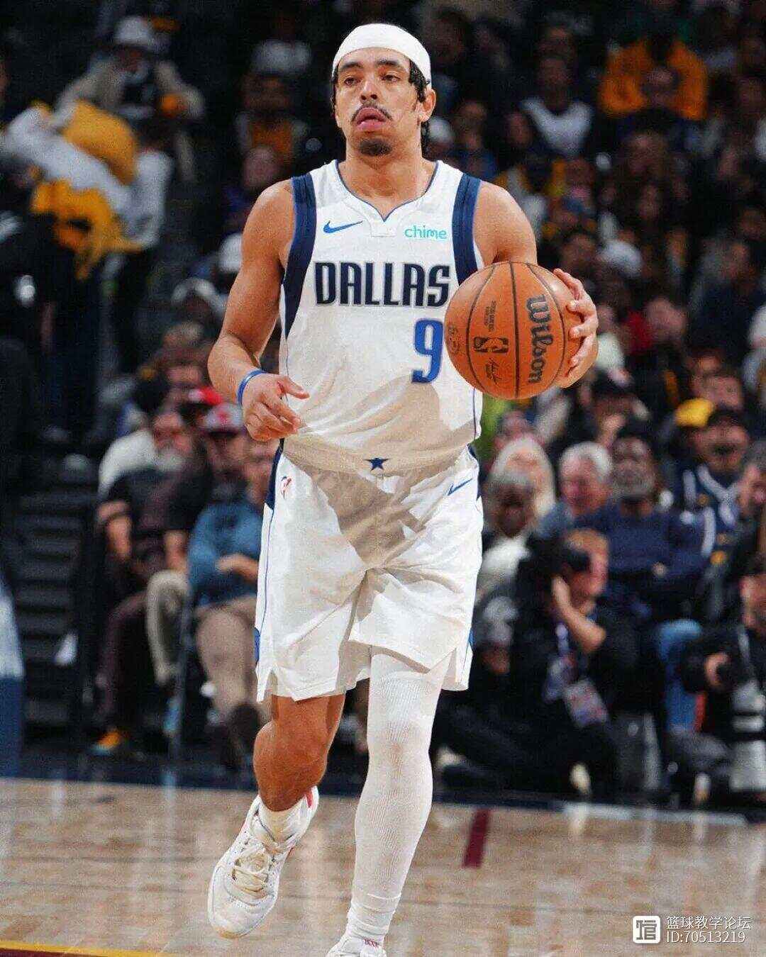 篮球比赛中一名新秀球员展现出惊人的表现