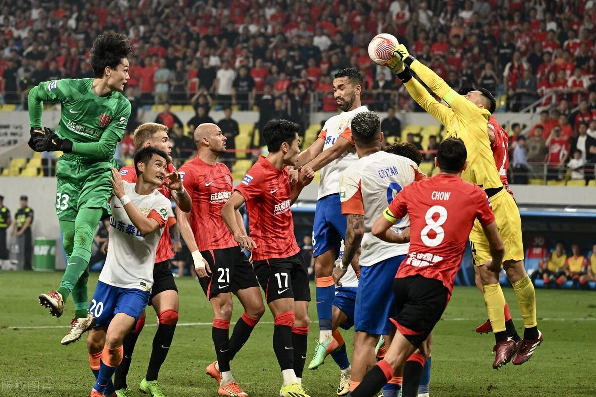 足球对决场面激烈,胜者赢得掌声 足球对决场面激烈,胜者赢得掌声