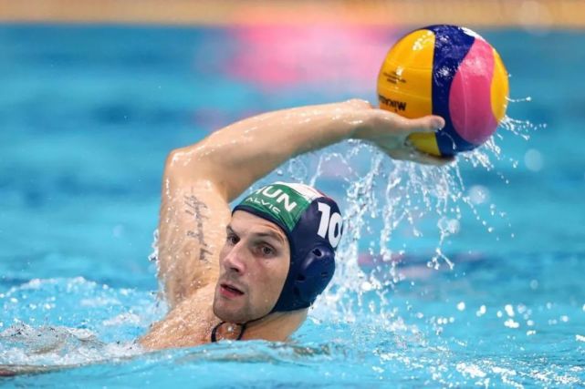 南非选手冲刺成功,夺得男子游泳接力比赛金牌 南非选手冲刺成功,夺得男子游泳接力比赛金牌