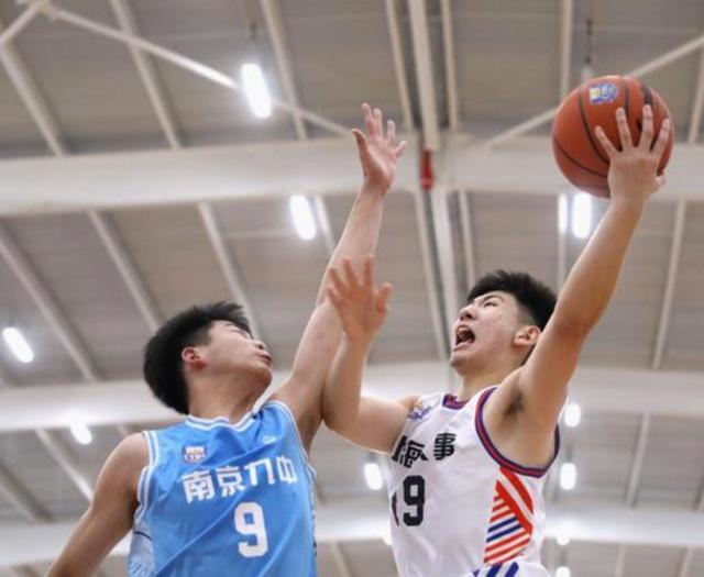 广西男篮在比赛中表现抢眼，高效进攻